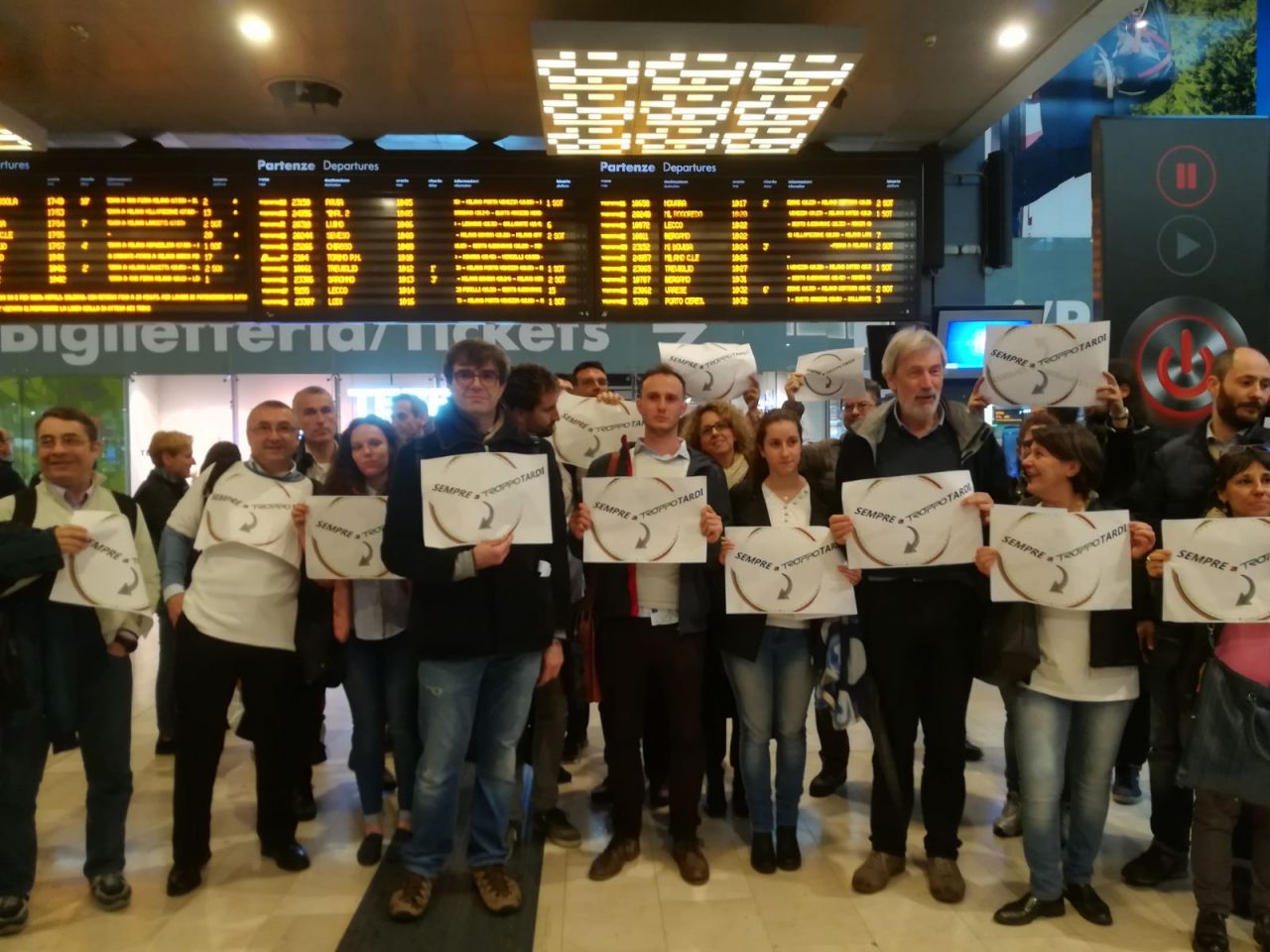 Protesta per i disagi ferroviari: la voce dei pendolari VIDEO