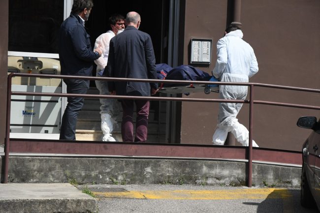 Donna trovata morta in casa a Sesto San Giovanni, è giallo | Trovato testamento biologico