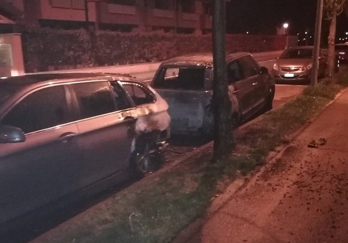 Due auto a fuoco nella notte a Zelo Surrigone