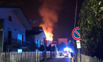 Casa in fiamme nella notte, pompieri e ambulanze in azione VIDEO