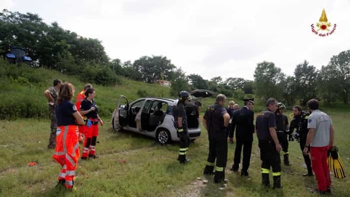 Auto nel laghetto recuperata dai sommozzatori VIDEO