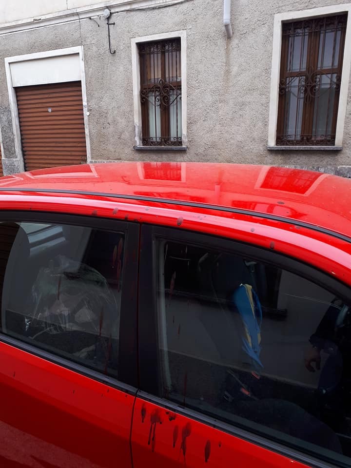 Spara ai piccioni, sangue sulle auto