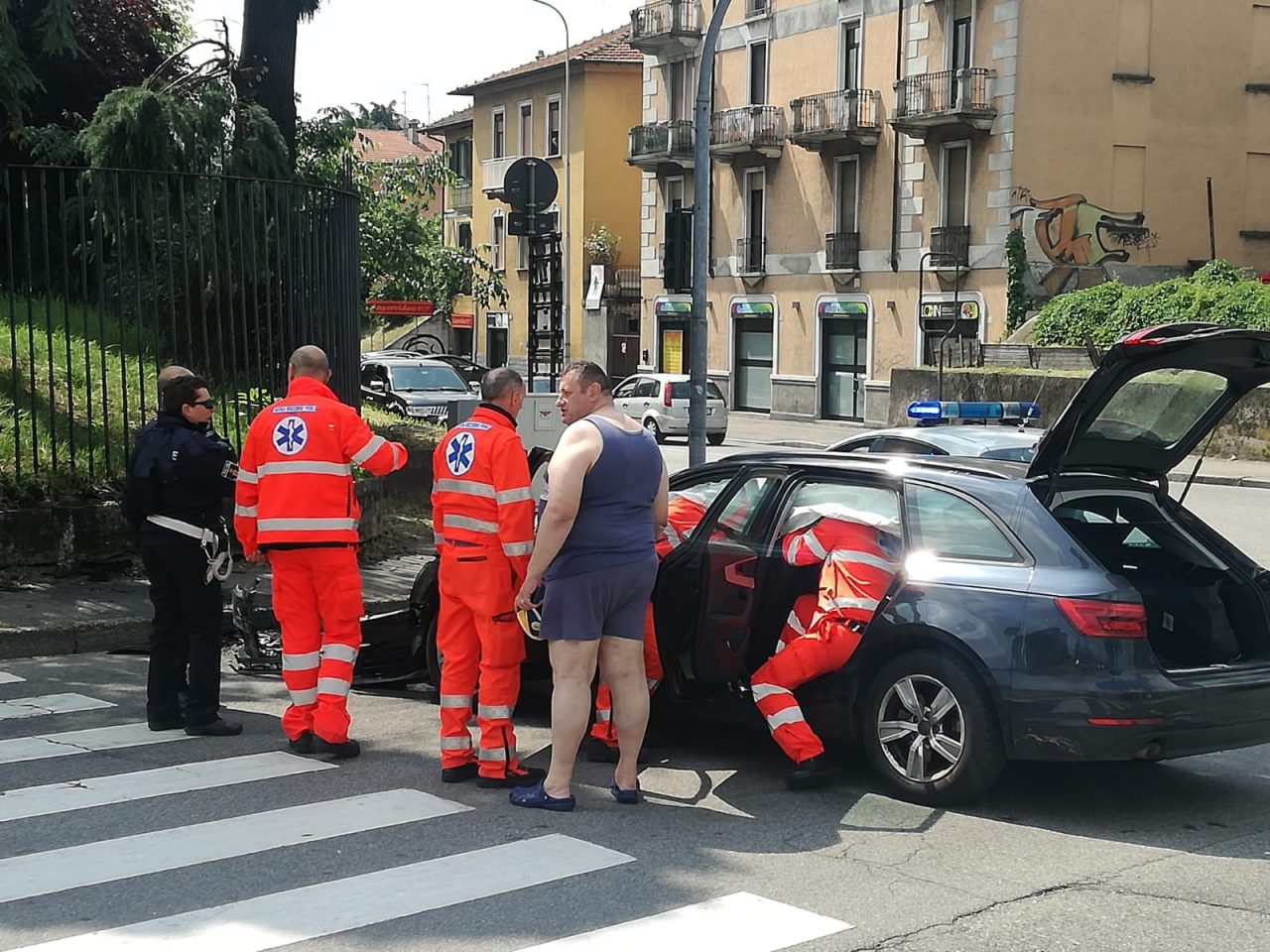 Auto contro il muro di una casa a Rho
