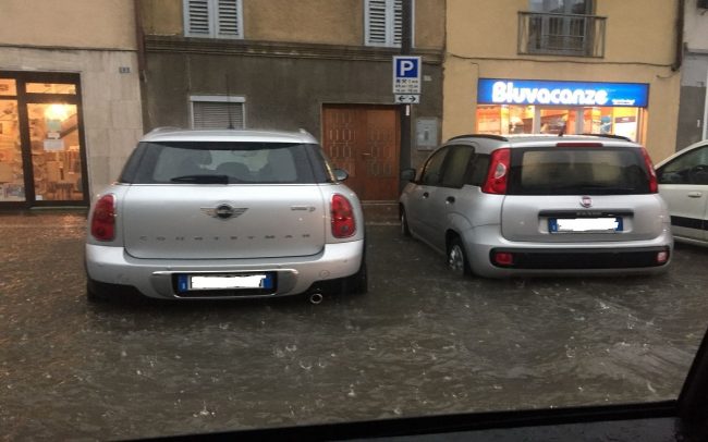 Maltempo Mariano è caos: piazza allagata e circolazione in tilt