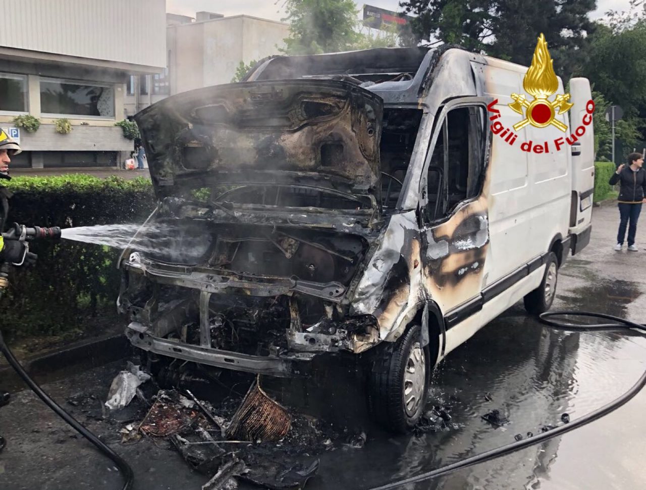 Furgone in fiamme in via Novara a Bareggio FOTO