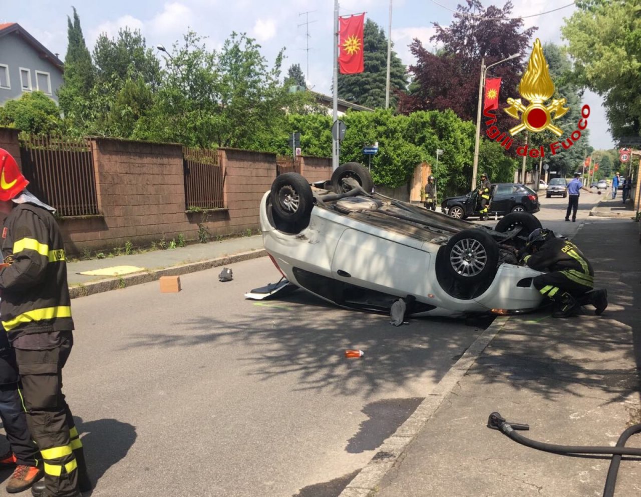 Scontro tra due auto a Legnano, una si ribalta FOTO