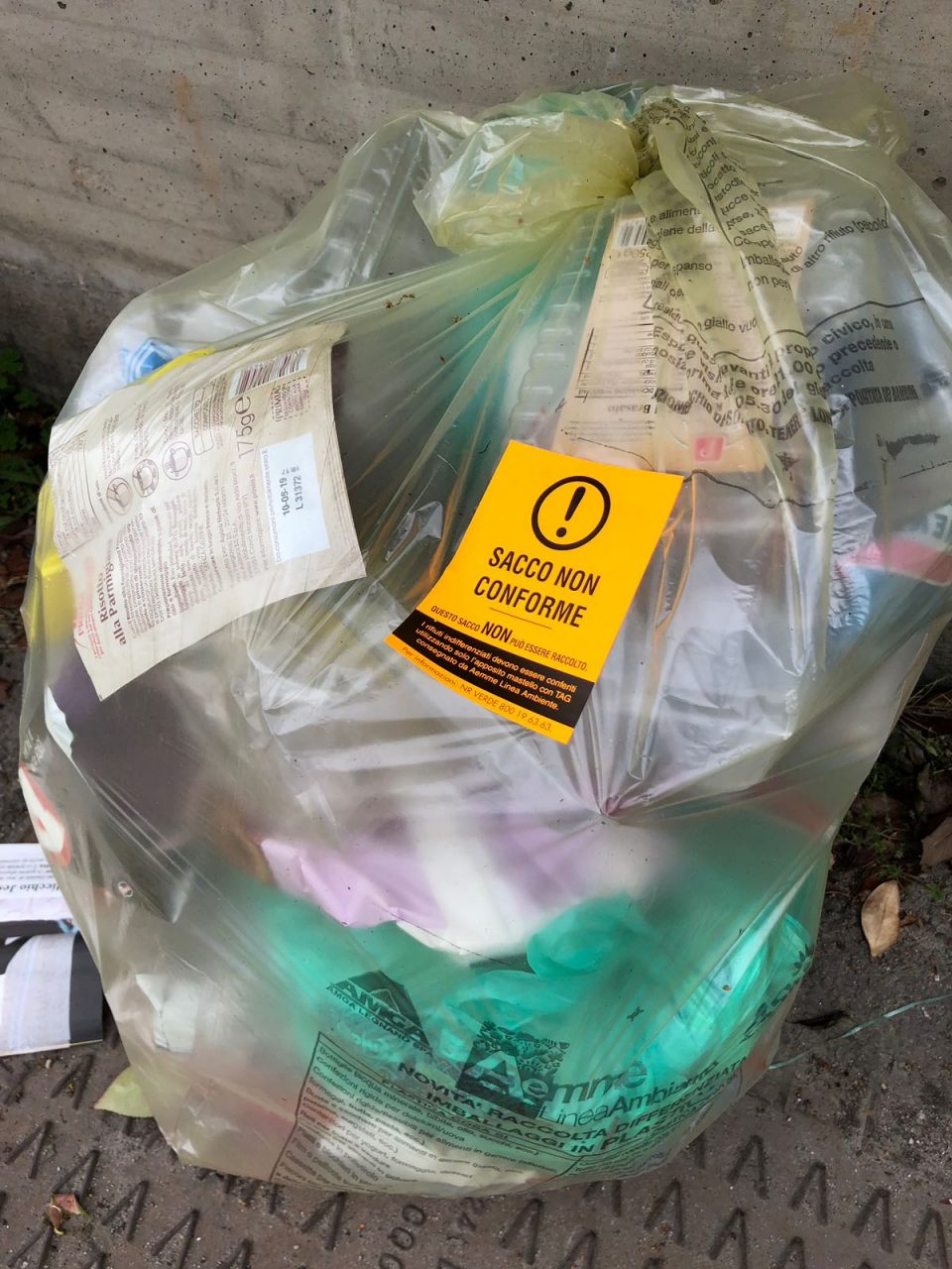 No alla carta da riciclare esposta in sacchi di plastica