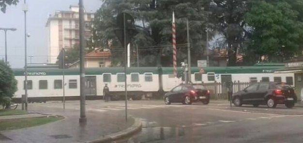 Il treno passa e il passaggio a livello rimane alzato: paura a Abbiategrasso