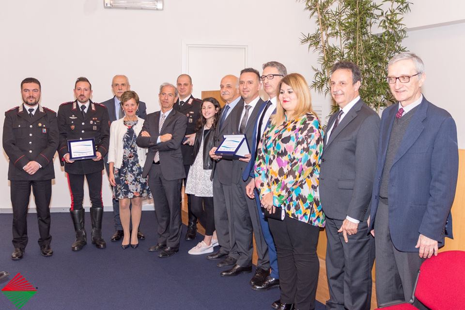 Salvarono feriti da un’auto in fiamme,  premiati i carabinieri eroi di Saronno