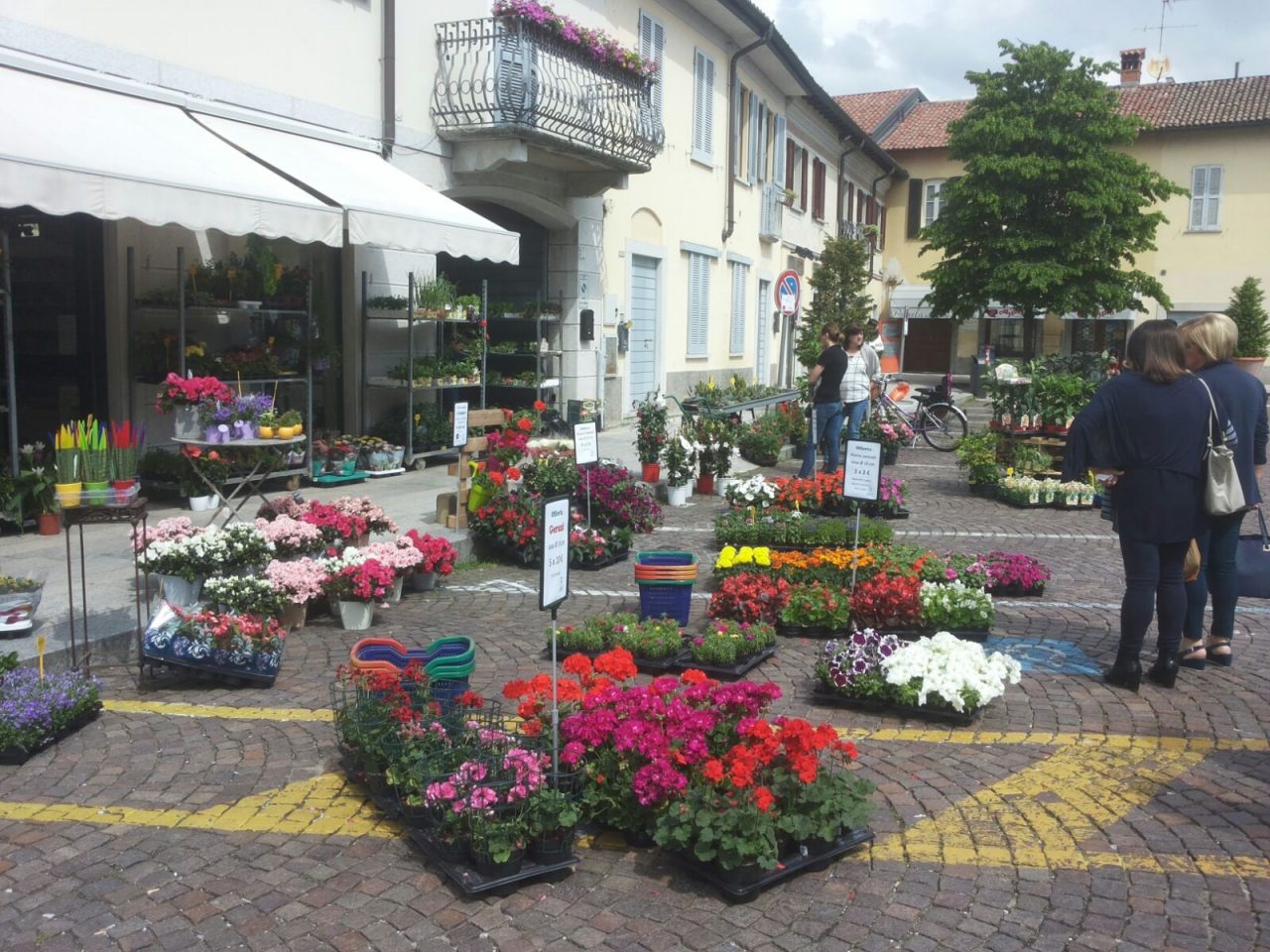 Corbetta: i negozianti rivestono la città di fiori