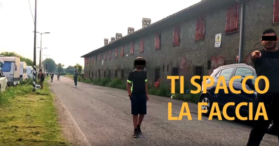 Visita il campo nomadi tra Cusago e Milano: minacce e spintoni. VIDEO