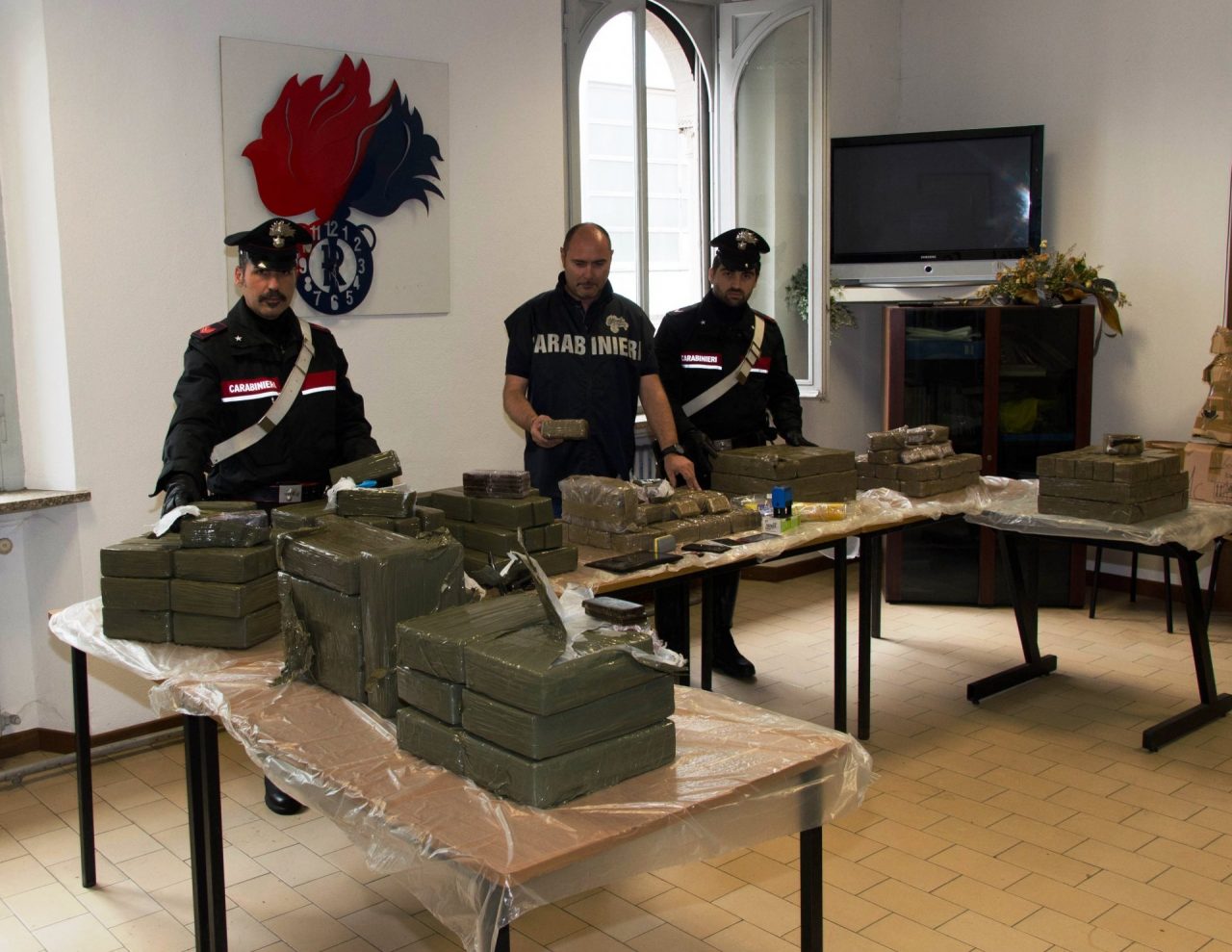2000 pannetti di hashish stipati su un camion carico di elettrodomestici. Un maxi sequestro di droga per un milione e 200 mila euro