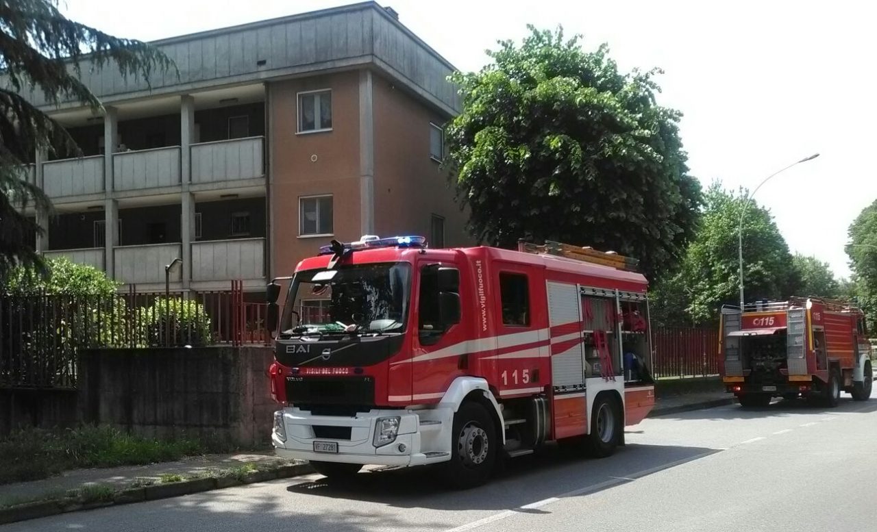 Fumo dal tetto di una abitazione: vigili del fuoco a Garbagnate