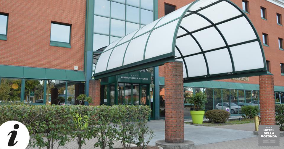 Armati di pistola e coltello fanno una rapina in hotel a Saronno