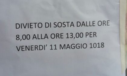 Il comune invita gli automobilisti defunti a non posteggiare
