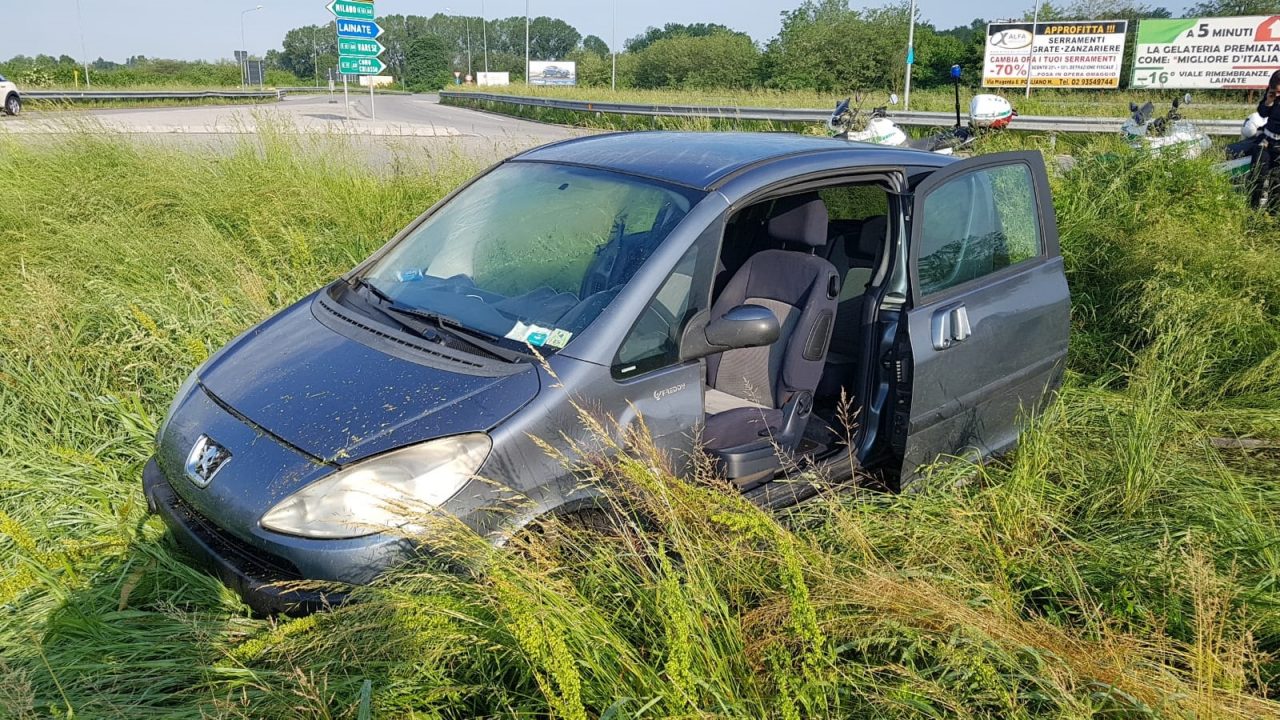 Perde il controllo dell’auto e finisce nella rotonda