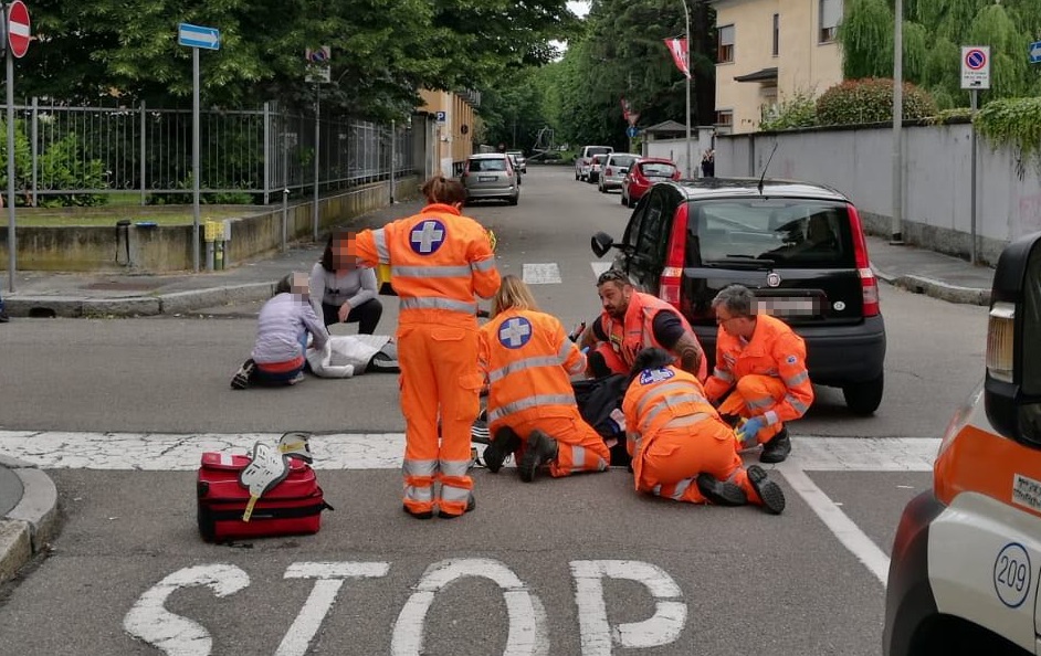 Padre e figlio investiti da un’auto FOTO