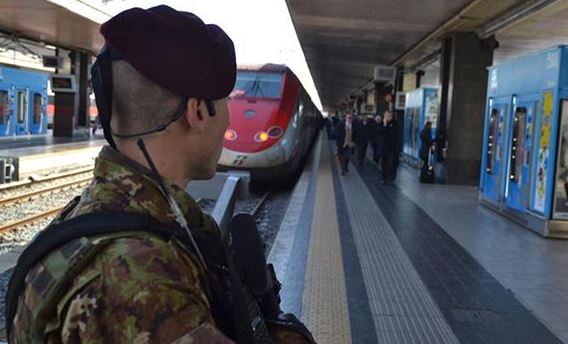 Sfonda un vetro sul treno, De Corato: “Basta, vogliamo i militari a bordo!”