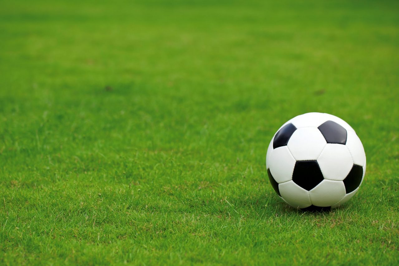 Insulti razzisti a un giovane calciatore, l’allenatore ritira la squadra