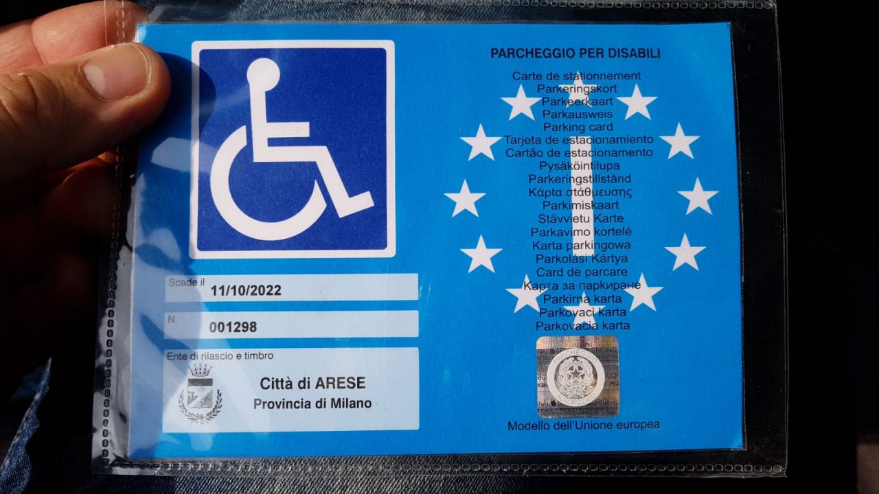 Usavano i pass di persone disabili decedute