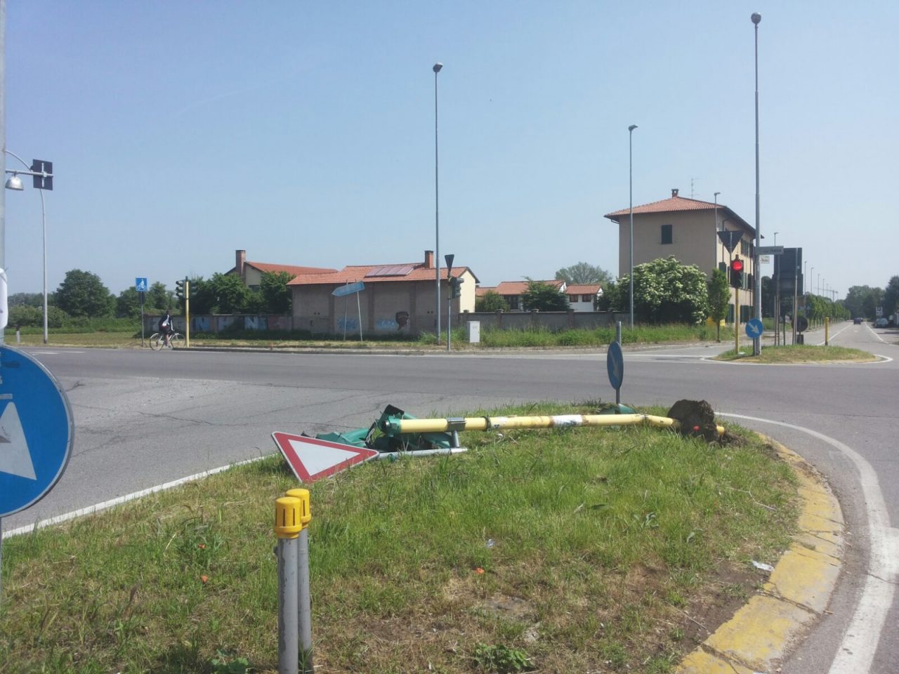 Semaforo abbattuto… di nuovo!