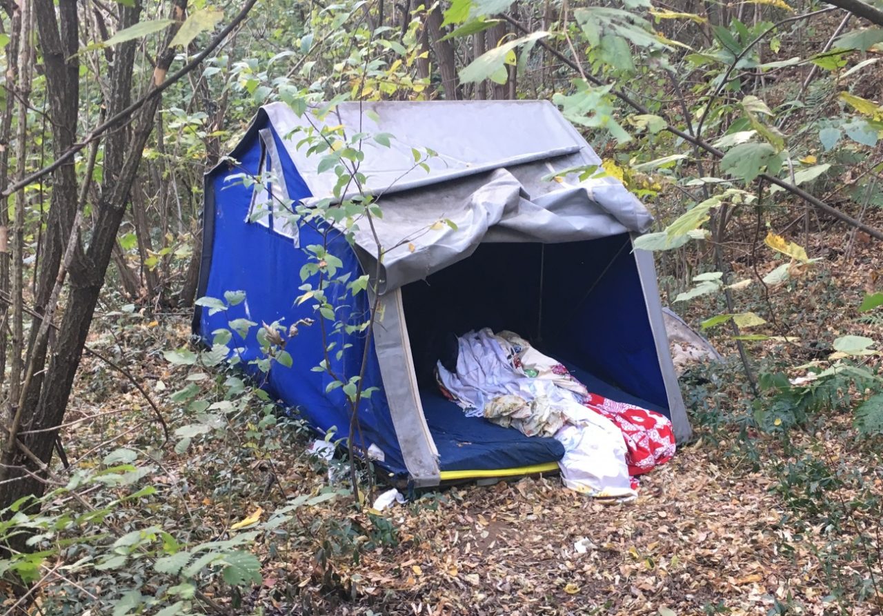 Monta la tenda nei giardinetti dei bambini a Rescaldina