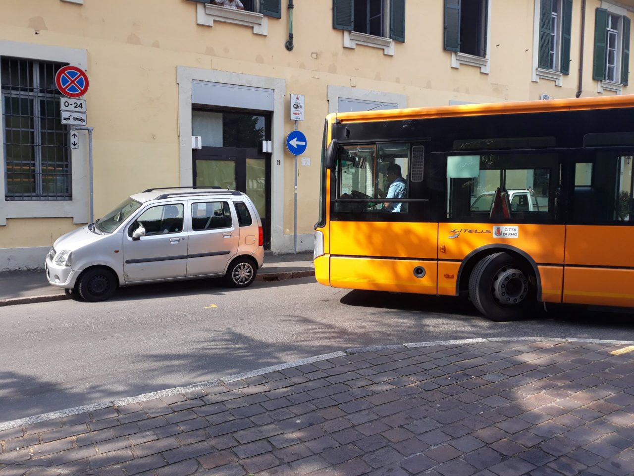 Pullman bloccato in piazza Visconti a Rho