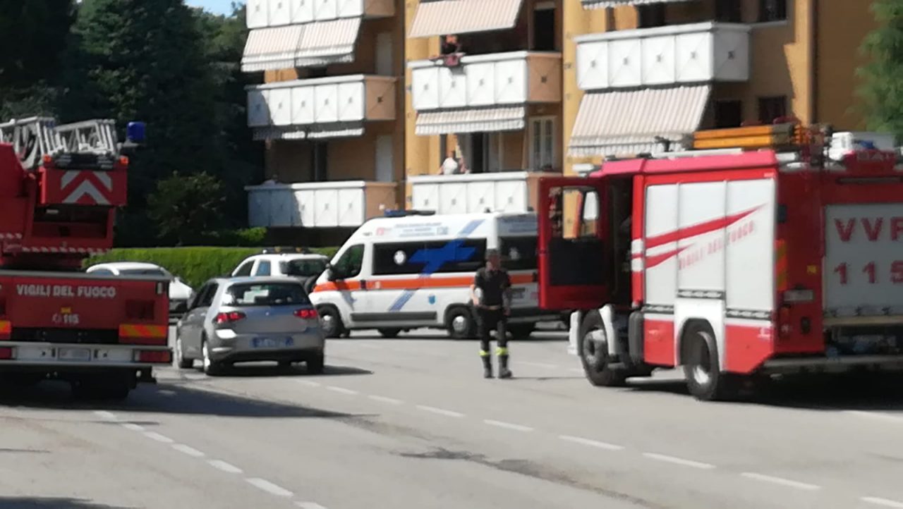 Incendio a Magenta, quattro mezzi dei pompieri FOTO E VIDEO