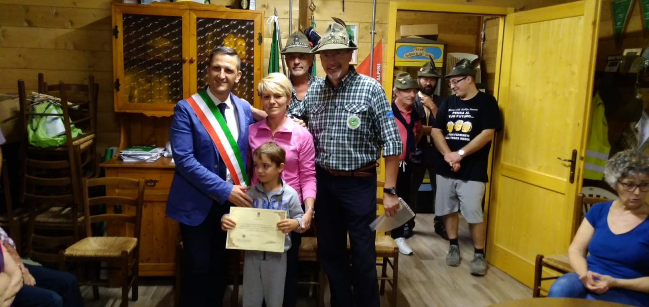 A 9 anni raccoglie rifiuti per strada per un paese più bello: premiato