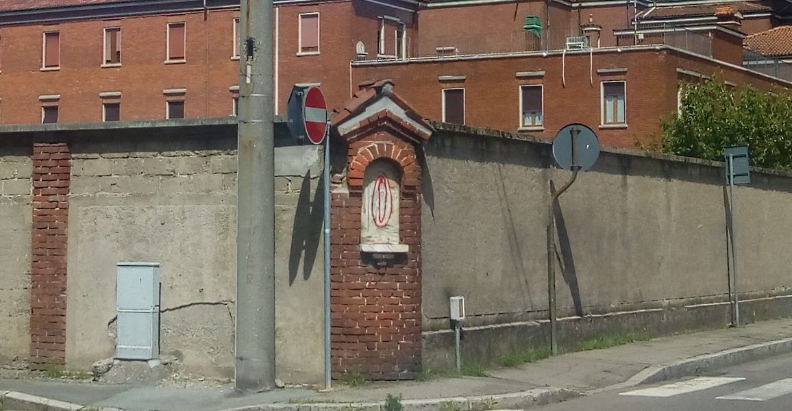 Vandali contro la Madonnina della chiesa dei frati