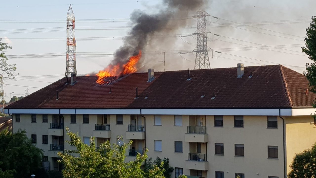 Incendio ad Arese | Inagibili scale e ascensori dal primo piano