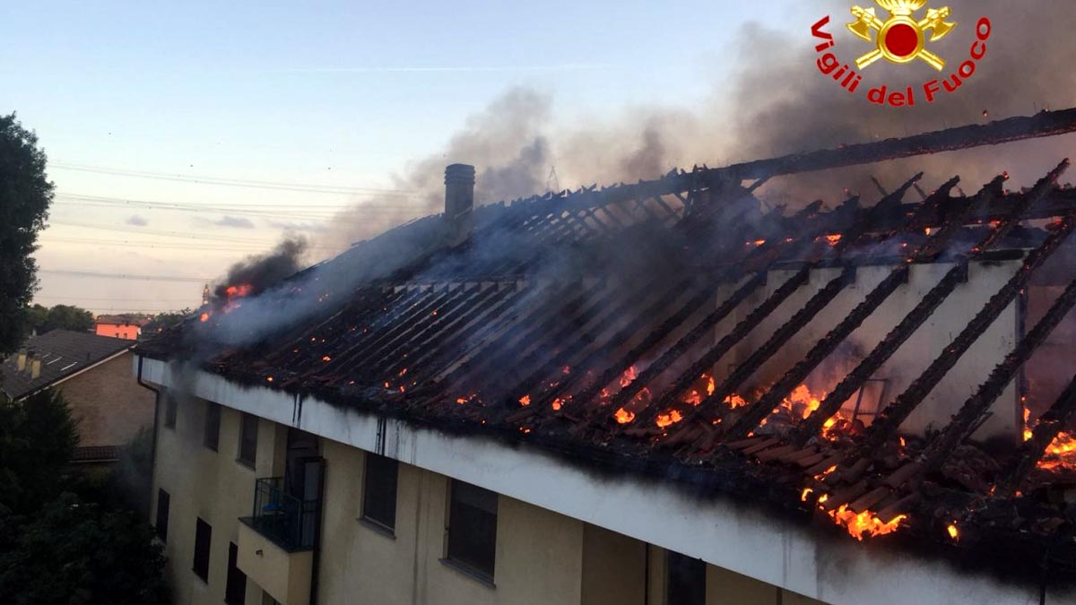 Incendio ad Arese | Casa in fiamme in via Cantù FOTO e VIDEO