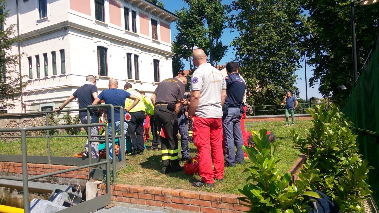 Vede le Forze dell’ordine, si butta nel Villoresi e muore