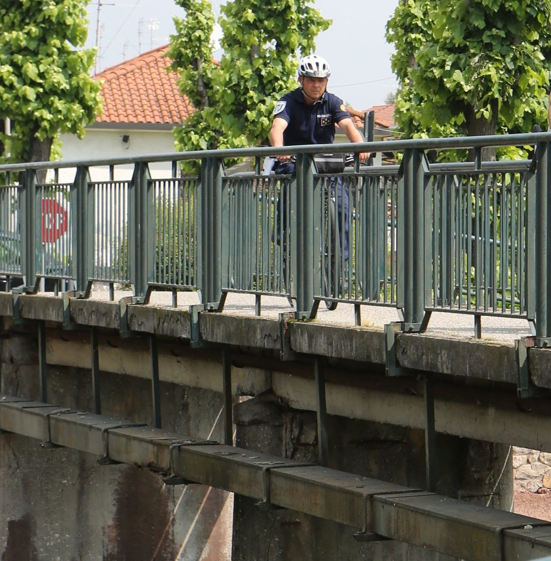 Minaccia di gettarsi nel canale Villoresi: la Polizia locale lo fa desistere