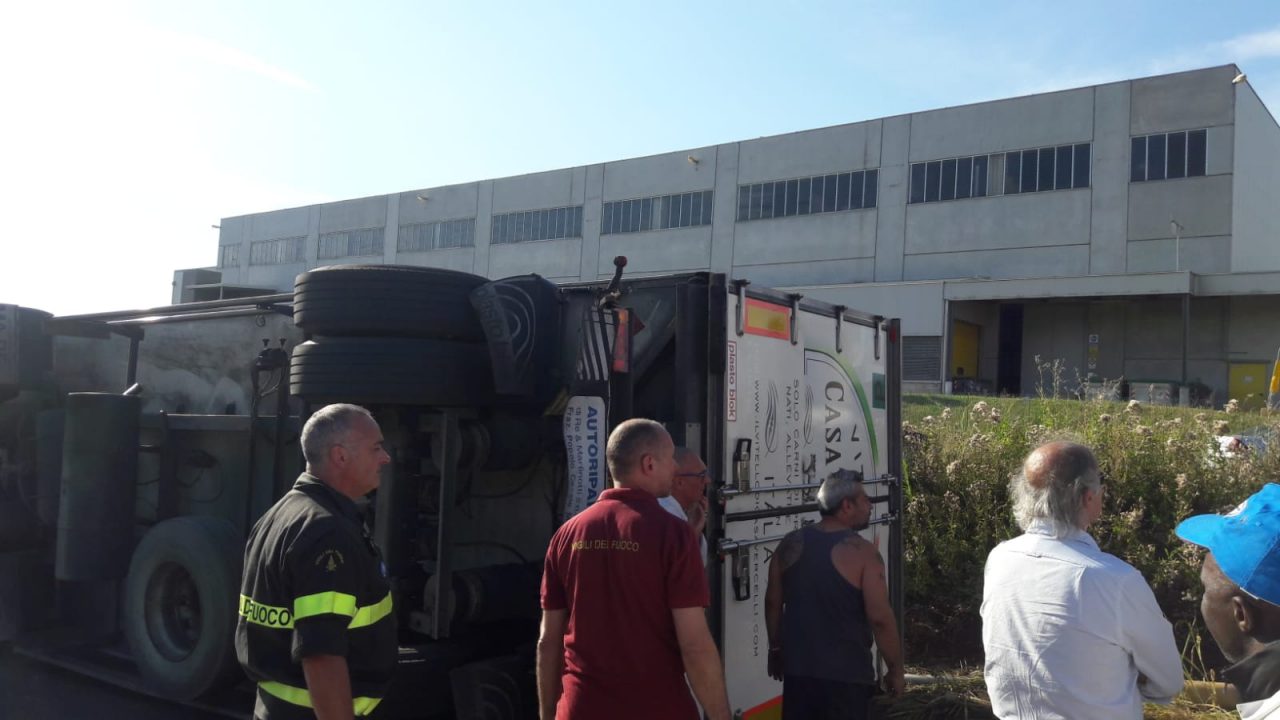 Si ribalta camion che trasporta carne