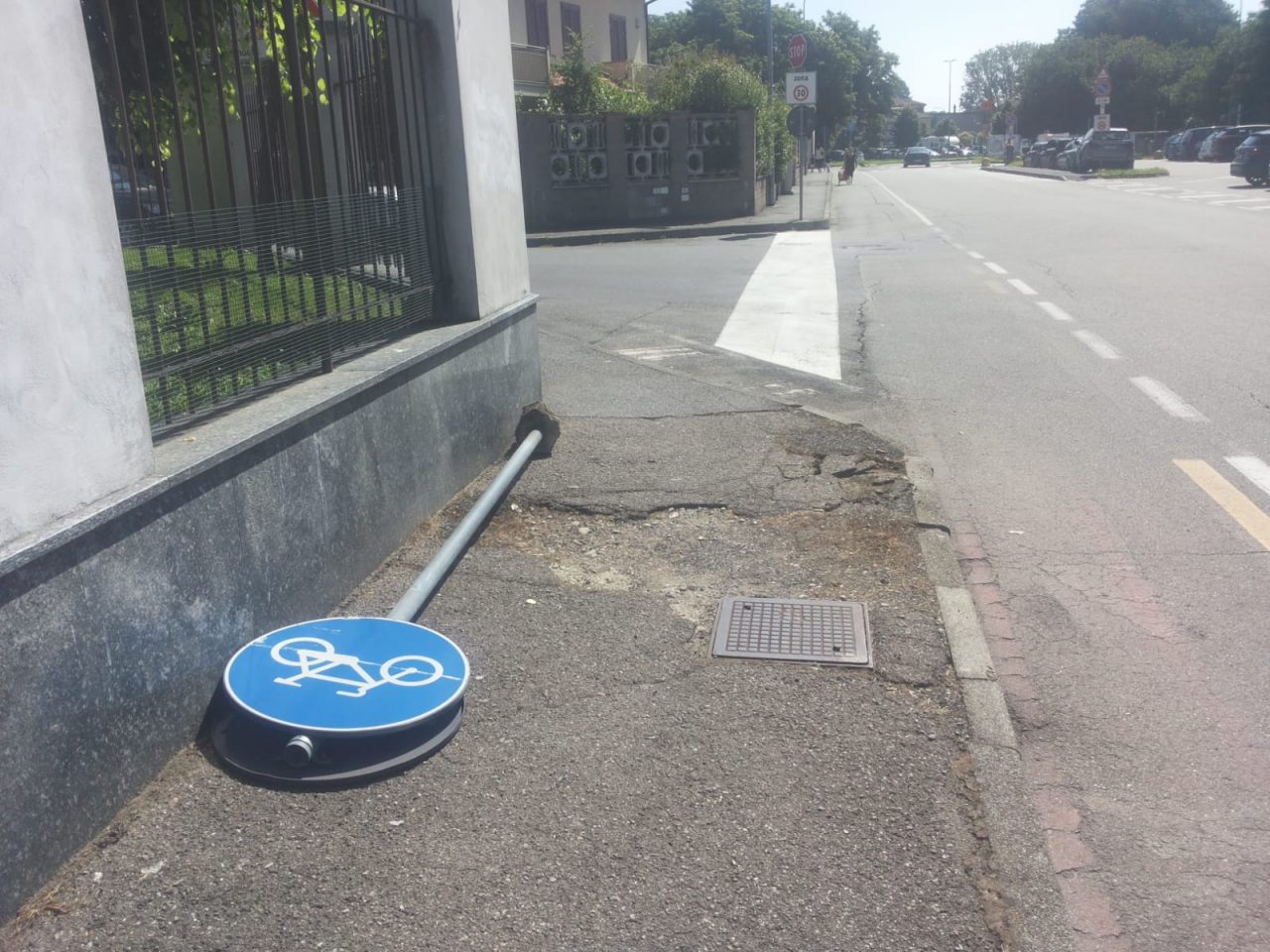 Vandali di fronte all’asilo di Corbetta