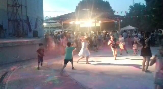 Bambini in festa per la fine della scuola VIDEO