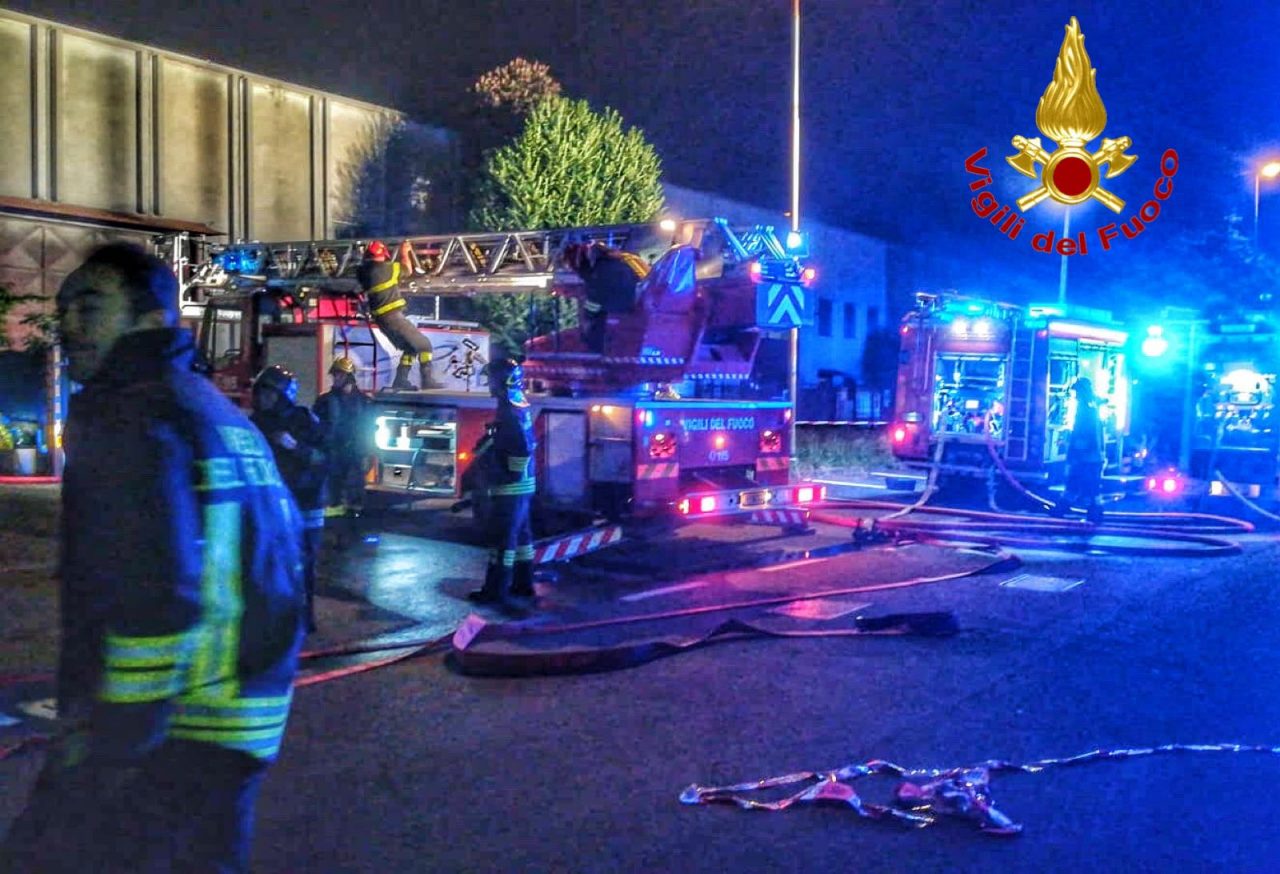 incendio in un capannone
