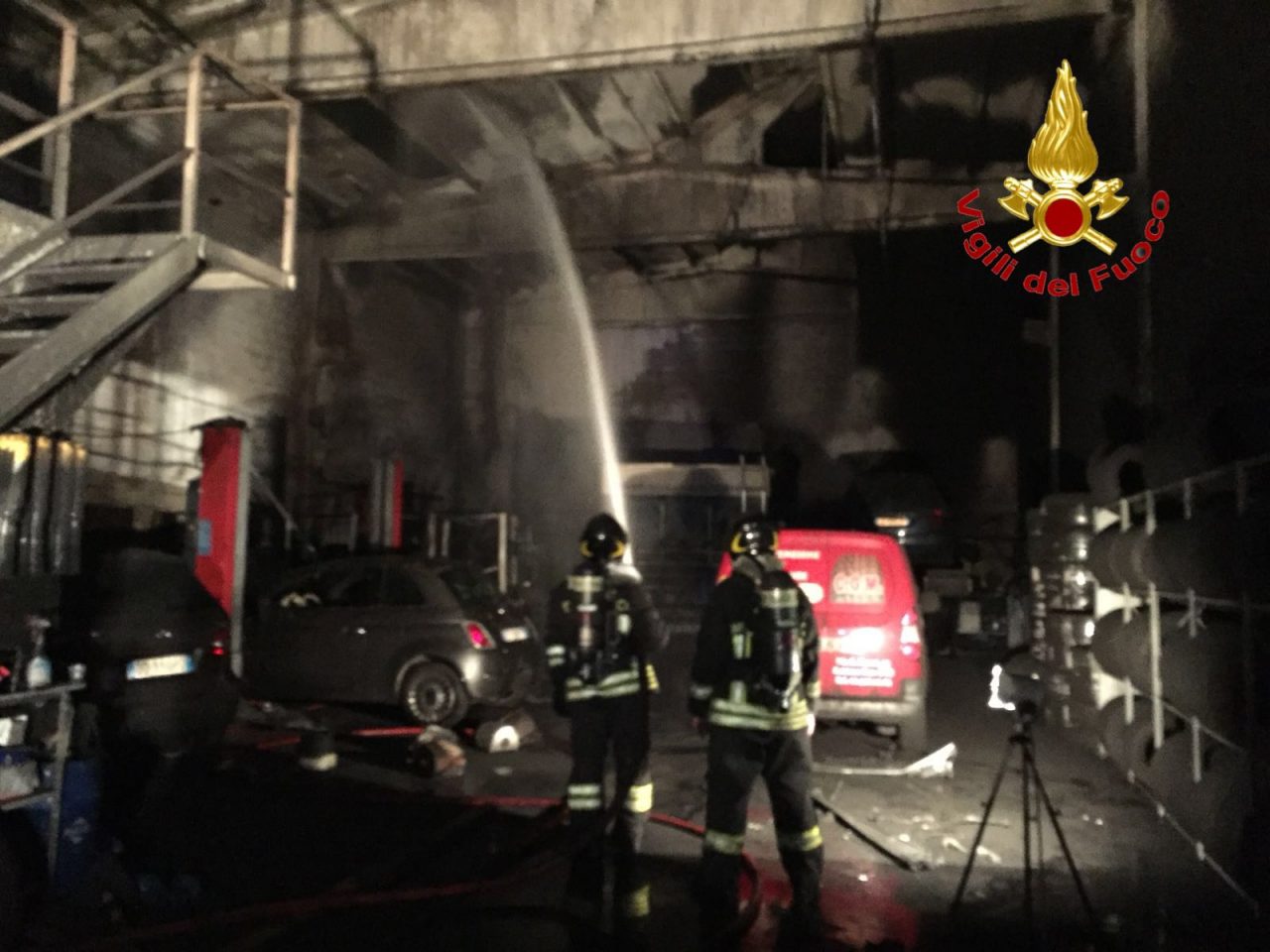 Incendio in un capannone a Settimo Milanese FOTO e VIDEO