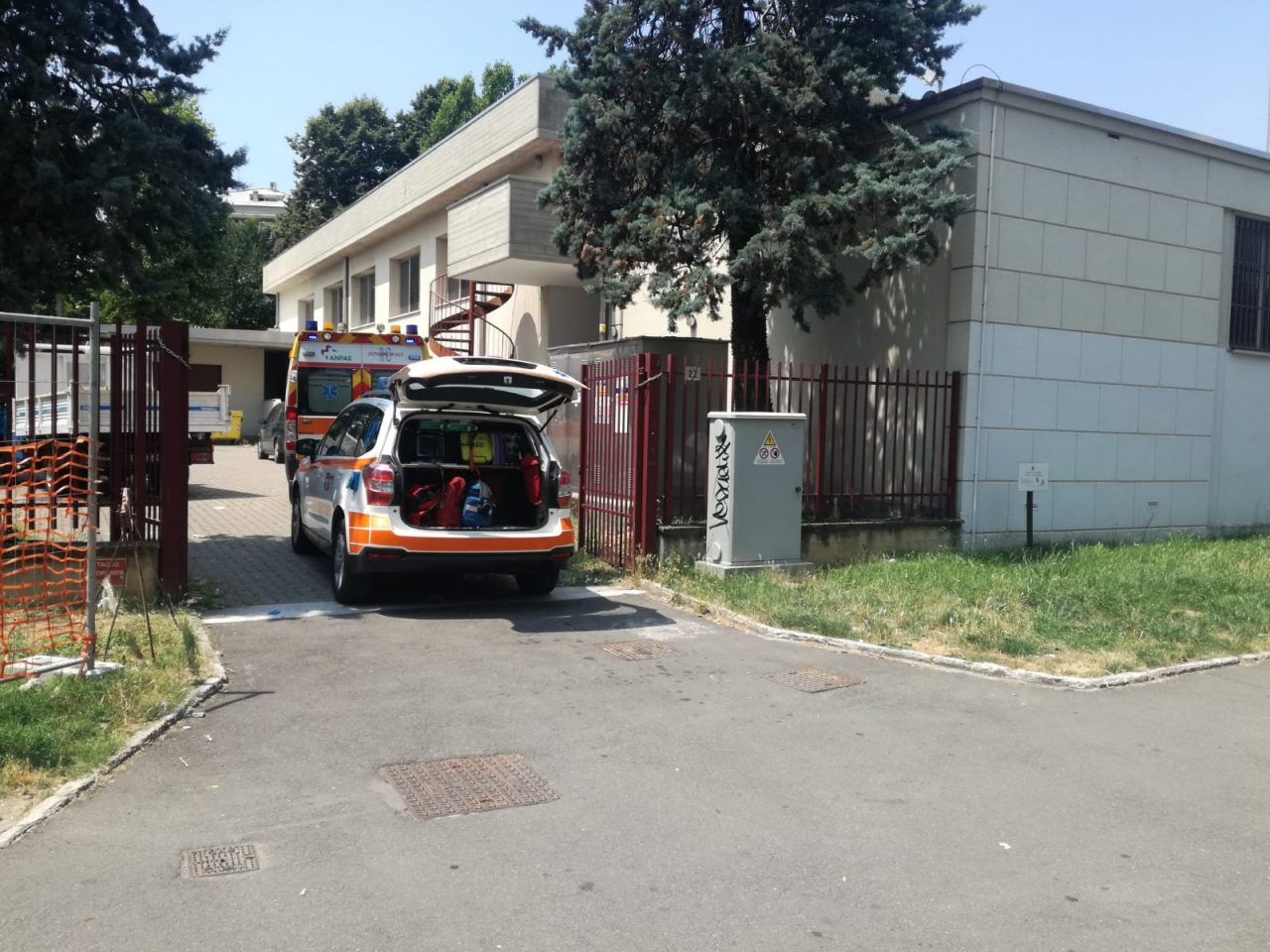 Cade dal tetto dell’auditorium di via Meda