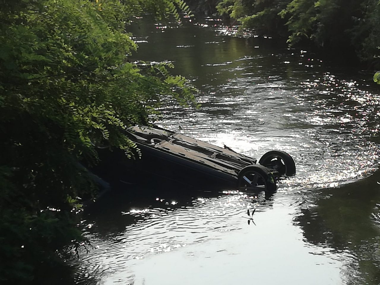 Finisce con l’auto dentro il canale scolmatore