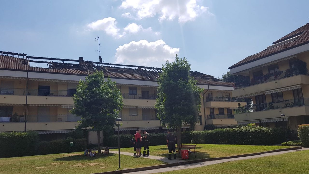 Incendio ad Arese | Sopralluogo dei pompieri per verificare l’origine del rogo