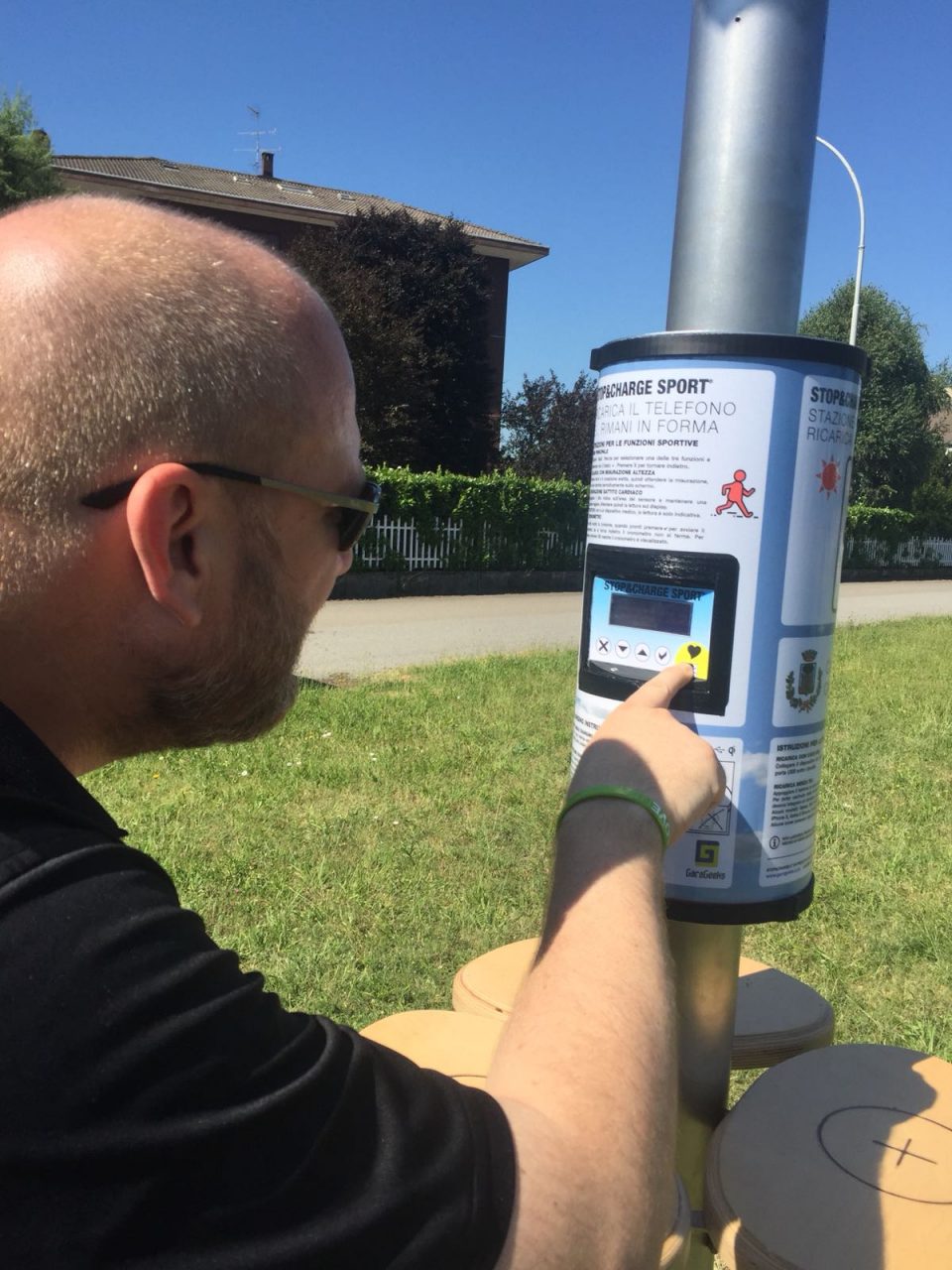 A Castano lo smartphone si ricarica con l’energia solare