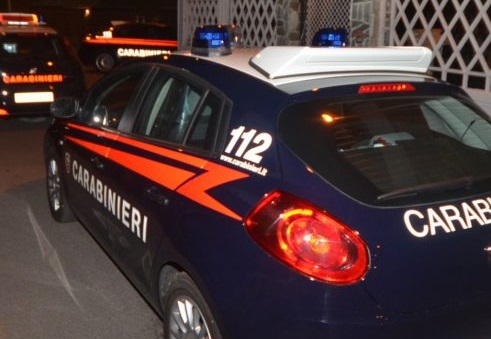 Lite in strada: ciclista stacca l’orecchio a un automobilista