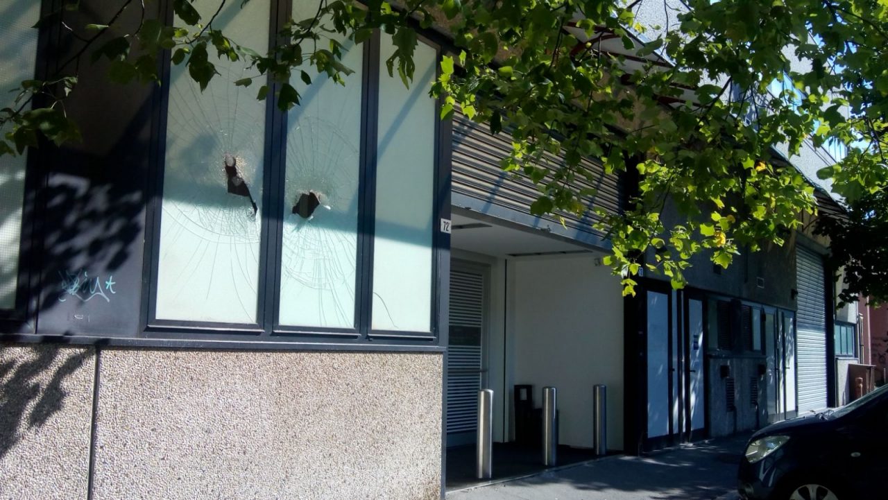 Ladri alla moda cercano di sfondare la vetrina di “D&G” a Legnano