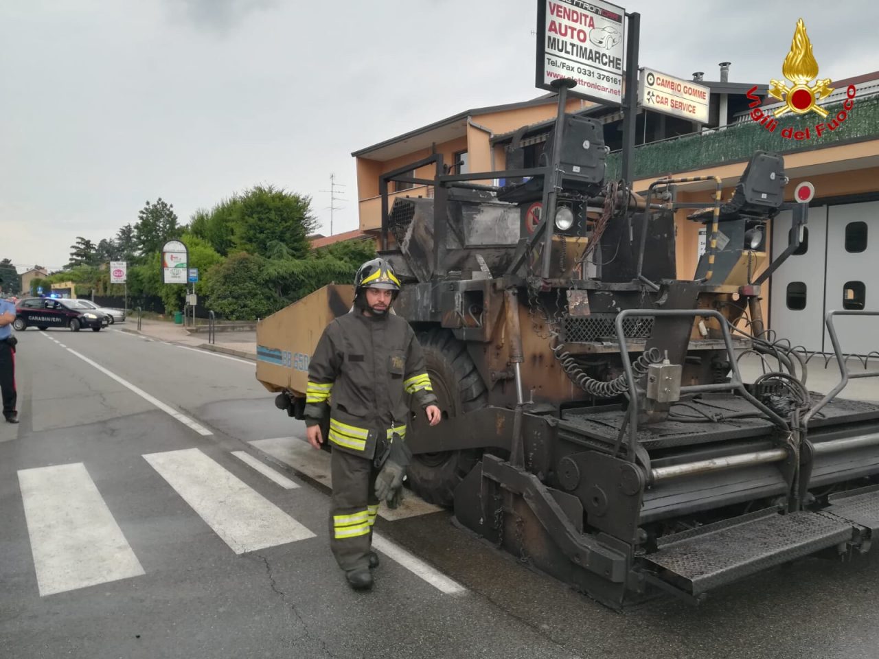 Asfaltatrice in fiamme, pompieri al lavoro a Olgiate
