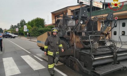 Asfaltatrice in fiamme, pompieri al lavoro a Olgiate