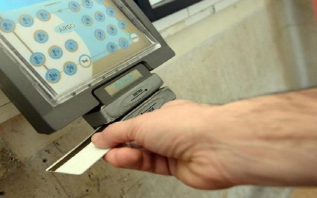 Va al supermercato in orario di lavoro: dipendente comunale rinviata a giudizio