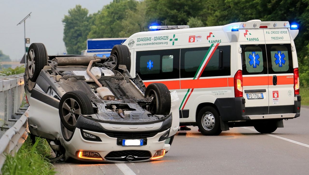 Gaggiano, incidente: auto si ribalta e traffico in tilt sulla Vigevanese