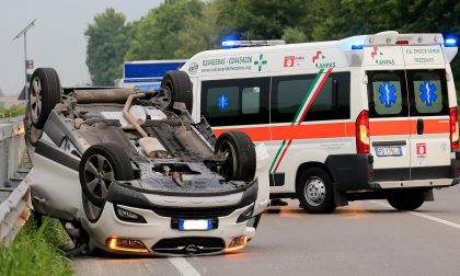 Gaggiano, incidente: auto si ribalta e traffico in tilt sulla Vigevanese